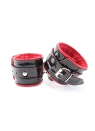Лаковые чёрно-красные перфорированные наручники - БДСМ Арсенал - купить с доставкой в Тюмени
