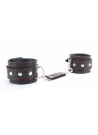 Черные наручники из натуральной кожи с красной строчкой - БДСМ Арсенал - купить с доставкой в Тюмени
