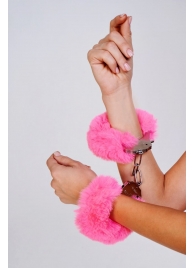Шикарные наручники с пушистым розовым мехом - Le Frivole - купить с доставкой в Тюмени