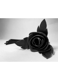 Черная замшевая плеть с лаковой розой в рукояти - 40 см. - БДСМ Арсенал - купить с доставкой в Тюмени