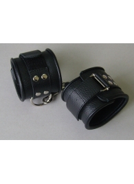 Чёрные кожаные наручники с ремешком с двумя карабинами - Sitabella - купить с доставкой в Тюмени