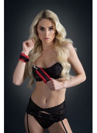 Красно-чёрные полиуретановые наручники Luxurious Handcuffs - Blush Novelties - купить с доставкой в Тюмени