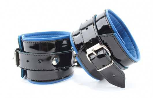 Чёрные лаковые наручники с синим подкладом - БДСМ Арсенал - купить с доставкой в Тюмени