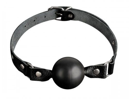 Черный кляп-шарик на регулируемом ремешке из натуральной кожи - Le Frivole - купить с доставкой в Тюмени