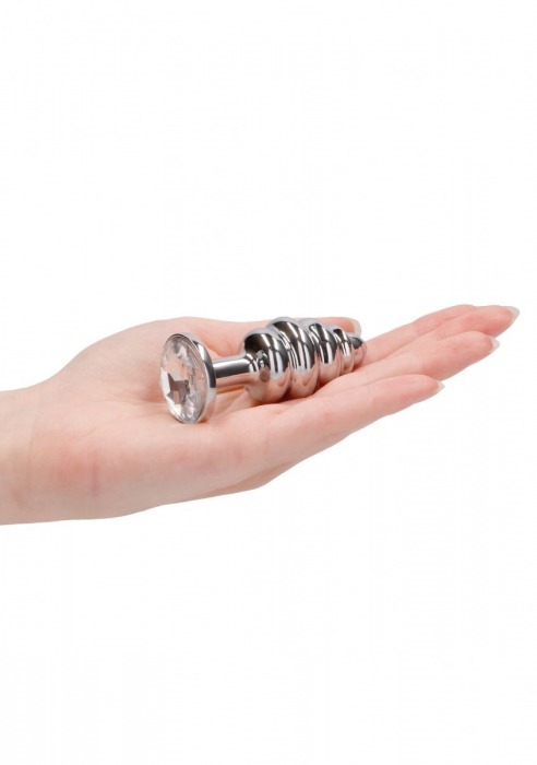 Серебристая анальная пробка с прозрачным кристаллом Ribbed Diamond Plug - 7,3 см. - Shots Media BV - купить с доставкой в Тюмени