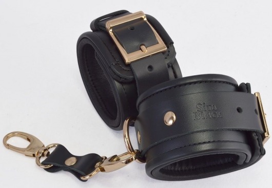 Черные кожаные наручники с золотистыми пряжками и карабином - Sitabella - купить с доставкой в Тюмени