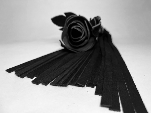 Черная замшевая плеть с лаковой розой в рукояти - 40 см. - БДСМ Арсенал - купить с доставкой в Тюмени