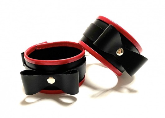 Черно-красные наручники с бантиками из эко-кожи - БДСМ Арсенал - купить с доставкой в Тюмени