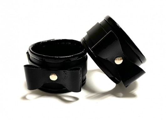 Черные наручники с бантиками из эко-кожи - БДСМ Арсенал - купить с доставкой в Тюмени