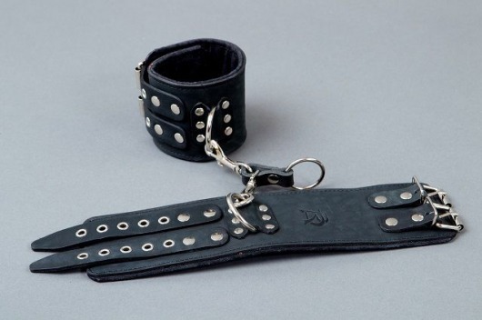 Широкие чёрные кожаные наручники - Подиум - купить с доставкой в Тюмени