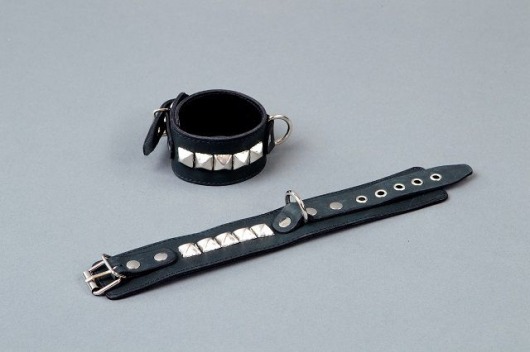 Чёрные кожаные наручники с металлическими квадропуклями - Подиум - купить с доставкой в Тюмени