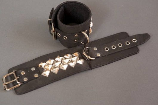 Широкие наручники с квадропуклями - Подиум - купить с доставкой в Тюмени