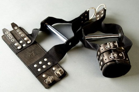 Чёрные наручники с хромированной трубкой для подвешивания - Подиум - купить с доставкой в Тюмени