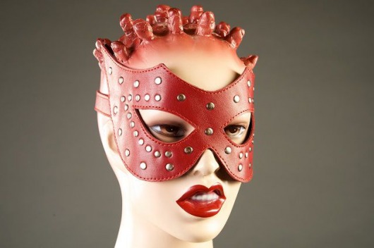 Красная кожаная маска с заклёпками - Подиум - купить с доставкой в Тюмени