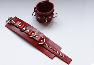 Красные не подшитые кожаные наручники - Beastly - купить с доставкой в Тюмени