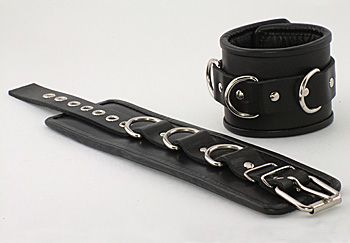 Чёрные наручники с застежкой-ремешком и 3 сварными D-кольцами - Beastly - купить с доставкой в Тюмени