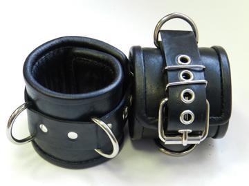 Чёрные наручники с застежкой-ремешком и 3 сварными D-кольцами - Beastly - купить с доставкой в Тюмени
