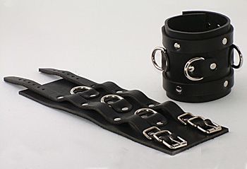 Чёрные не подшитые широкие наручник с 3 D-кольцами - Beastly - купить с доставкой в Тюмени