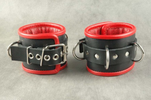 Чёрные обернутые наручники с 3 сварными D-кольцами и красным подкладом - Beastly - купить с доставкой в Тюмени
