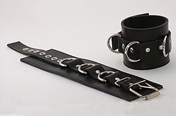 Подшитые чёрные наручники с пряжкой и 3 сварными D-кольцами - Beastly - купить с доставкой в Тюмени