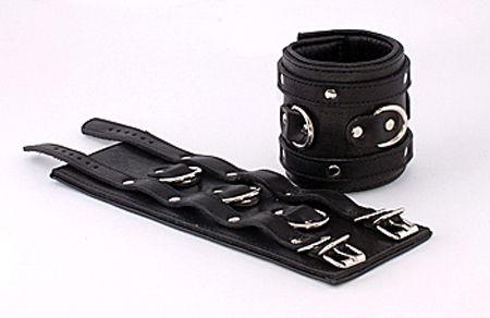 Широкие подвернутые наручники с 3 сварными D-кольцами - Beastly - купить с доставкой в Тюмени