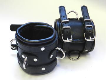 Широкие обернутые наручники из чёрной кожи - Beastly - купить с доставкой в Тюмени