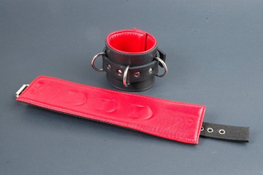 Поддвернутые чёрные наручники с застежкой-ремешком и красной изнанкой - Beastly - купить с доставкой в Тюмени