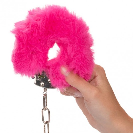 Металлические наручники с розовым мехом Ultra Fluffy Furry Cuffs - California Exotic Novelties - купить с доставкой в Тюмени