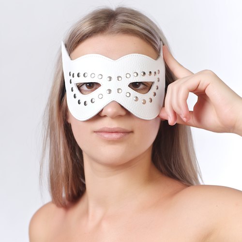 Белая маска на глаза с разрезами и заклепками - Sitabella - купить с доставкой в Тюмени