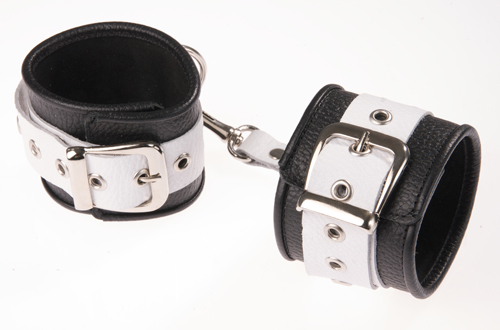 Чёрно-белые кожаные наручники с ремешком с двумя карабинами - Sitabella - купить с доставкой в Тюмени