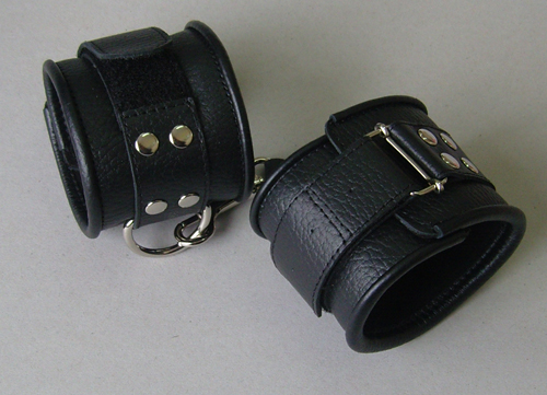 Чёрные кожаные наручники с ремешком с двумя карабинами - Sitabella - купить с доставкой в Тюмени