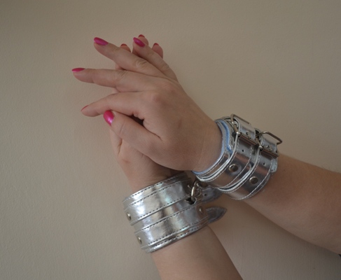 Серебристые наручники с коротким ремешком и никелированной фурнитурой - Sitabella - купить с доставкой в Тюмени