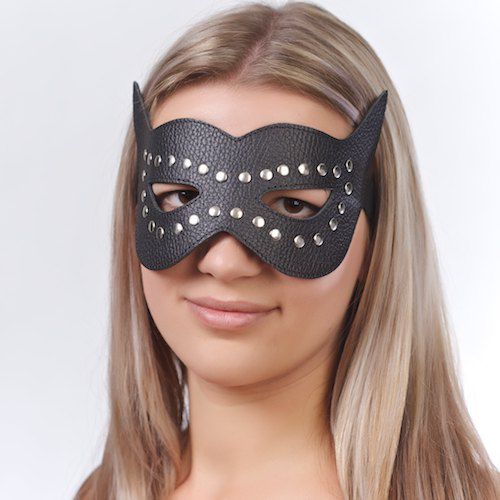 Чёрная кожаная маска с клёпками и прорезями для глаз - Sitabella - купить с доставкой в Тюмени