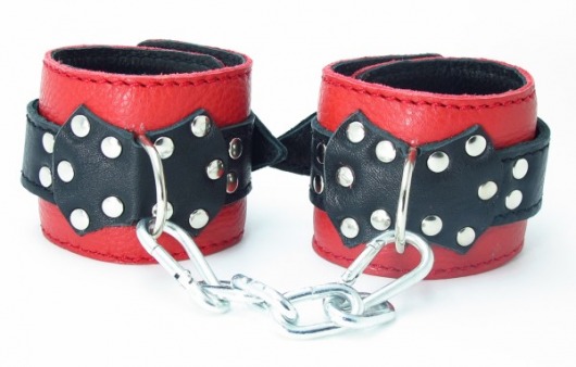 Красные наручники с чёрными проклёпанными ремешками с пряжкой - БДСМ Арсенал - купить с доставкой в Тюмени