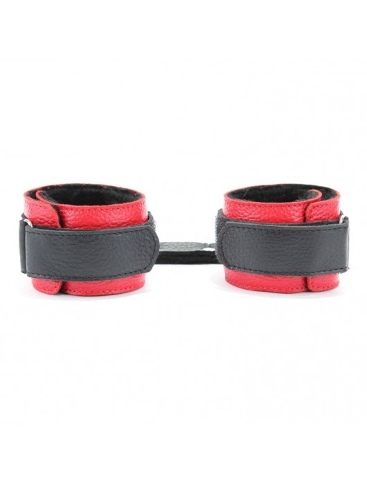 Красно-чёрные кожаные наручники с меховым подкладом - БДСМ Арсенал - купить с доставкой в Тюмени
