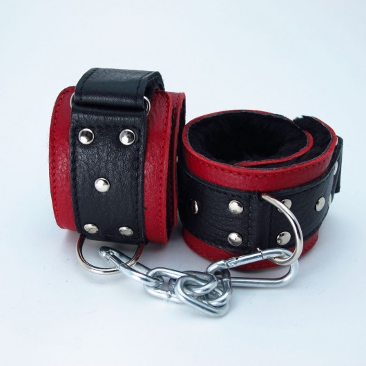 Красно-чёрные кожаные наручники с меховым подкладом - БДСМ Арсенал - купить с доставкой в Тюмени