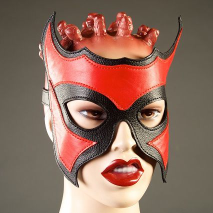 Кожаная маска-очки с красной вставкой - Подиум - купить с доставкой в Тюмени