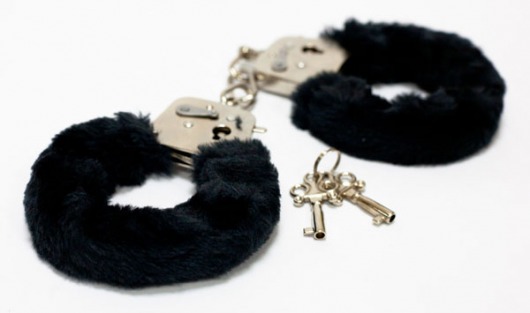 Меховые черные наручники с ключами - Toy Joy - купить с доставкой в Тюмени