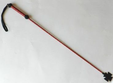 Плетеный длинный красный лаковый стек с наконечником-крестом - 85 см. - Подиум - купить с доставкой в Тюмени
