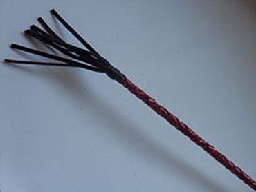 Плетеный короткий красный стек с наконечником в виде длинной кисточки - 70 см. - Подиум - купить с доставкой в Тюмени