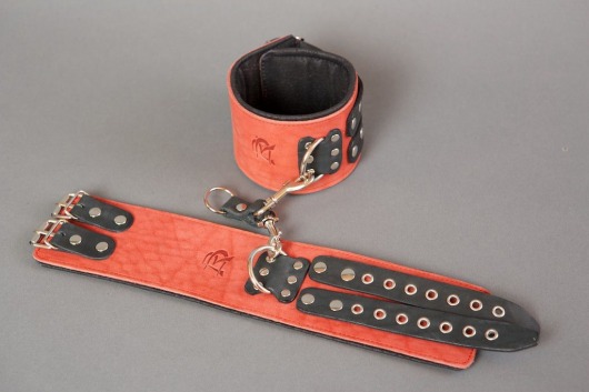 Широкие красные наручники из кожи на чёрных ремешках - Подиум - купить с доставкой в Тюмени