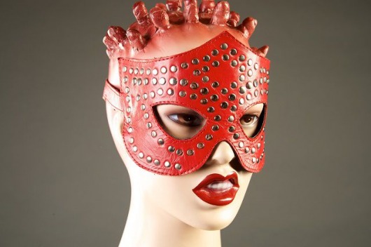 Красная маска-очки с фурнитурой в виде заклепок - Подиум - купить с доставкой в Тюмени