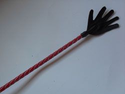 Короткий красный плетеный стек с наконечником-ладошкой - 70 см. - Подиум - купить с доставкой в Тюмени