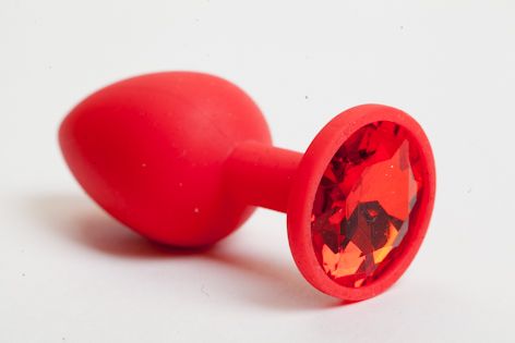 Красная силиконовая анальная пробка с красным стразом - 7,1 см. - 4sexdreaM - купить с доставкой в Тюмени