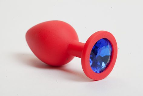 Красная силиконовая анальная пробка с синим стразом - 8,2 см. - 4sexdreaM - купить с доставкой в Тюмени