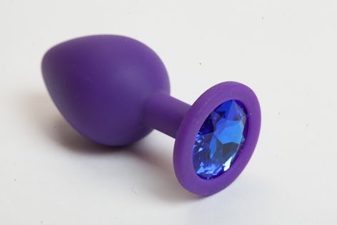 Фиолетовая силиконовая анальная пробка с голубым стразом - 8,2 см. - 4sexdreaM - купить с доставкой в Тюмени