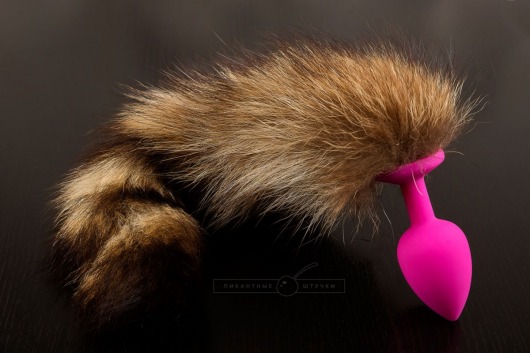 Розовая силиконовая анальная пробка с хвостом енота - 6 см. - Пикантные штучки - купить с доставкой в Тюмени