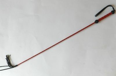 Плетеный длинный красный лаковый стек с наконечником-кисточкой - 85 см. - Подиум - купить с доставкой в Тюмени