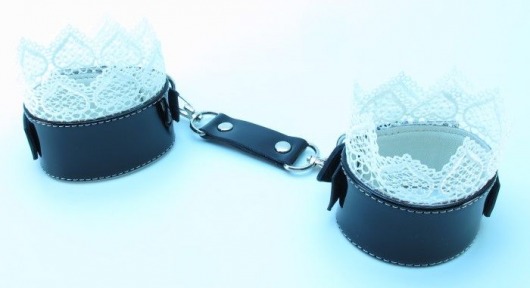 Изысканные чёрные наручники с белым кружевом - БДСМ Арсенал - купить с доставкой в Тюмени