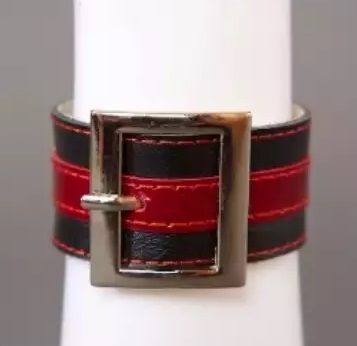 Чёрно-красный браслет с квадратной пряжкой - Подиум - купить с доставкой в Тюмени